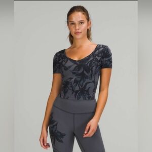 *PRE-OWNED* LULULEMON ALIGN T-SHIRT BOTANICAL BLOOM.